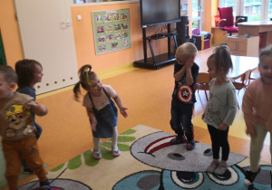 dzieci tańczą na dywanie